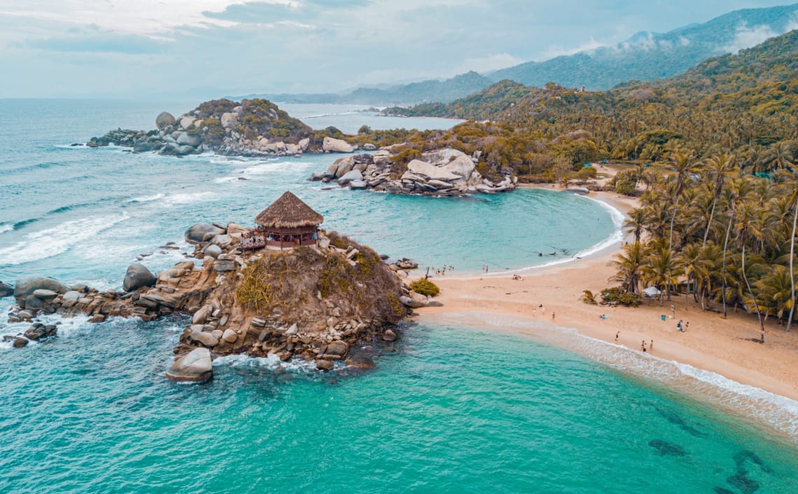Vista desde lo alto de una playa del Parque Nacional Tayrona