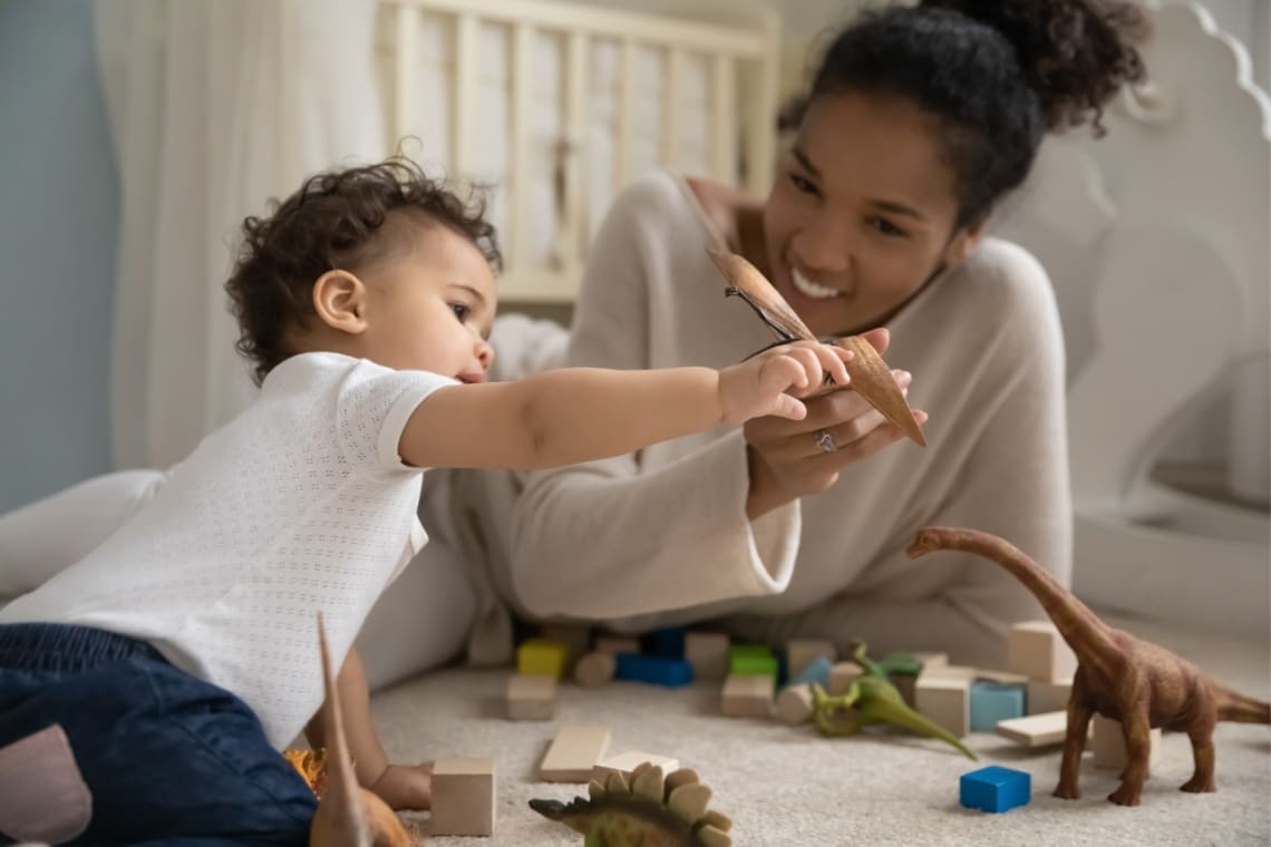 mulher brincando com um bebê