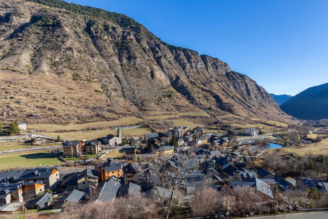 Vista desde lo alto de pueblo Espot a los pies de montañas de los Pirineos