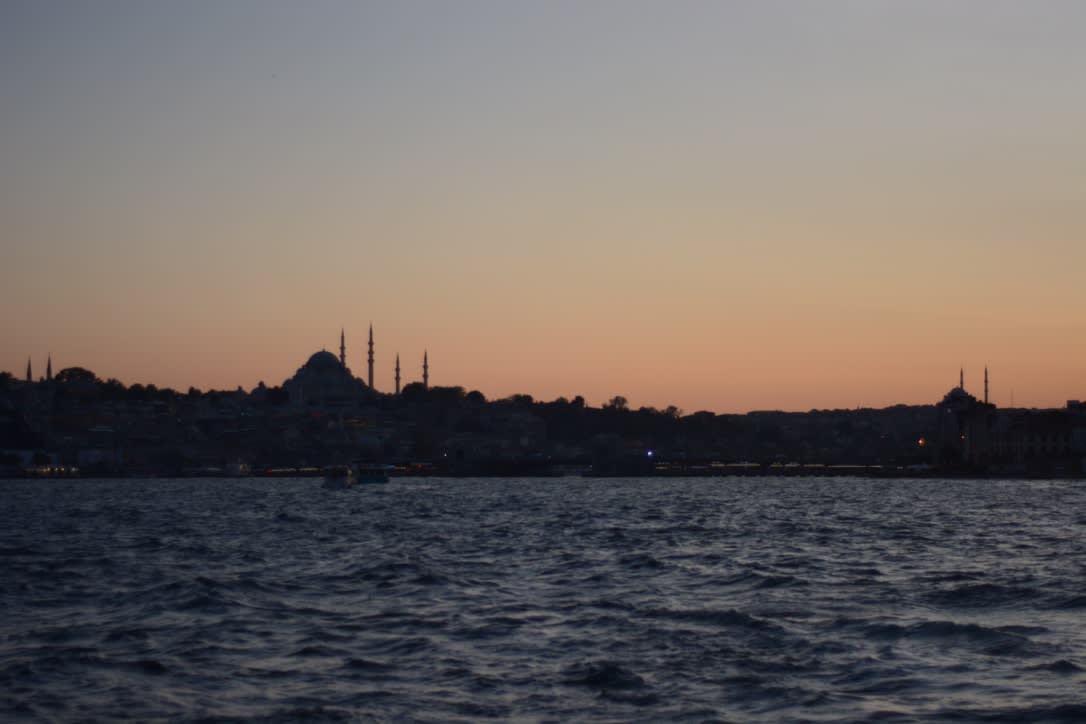 Todo lo que debes saber antes de viajar a Estambul - Worldpackers - atardecer en el mar en estambul