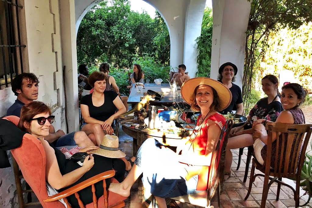 Voluntarios compartiendo tiempo libre en casa de campo