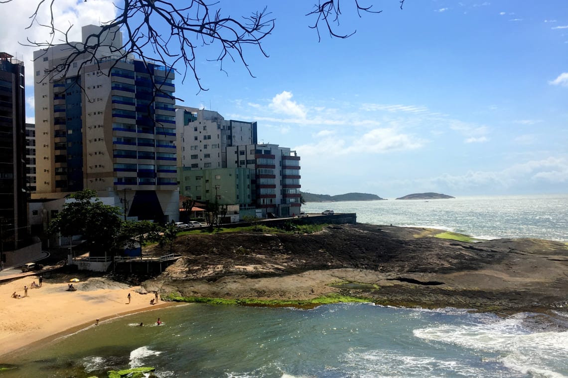 Mar e prédios em Guarapari, ES