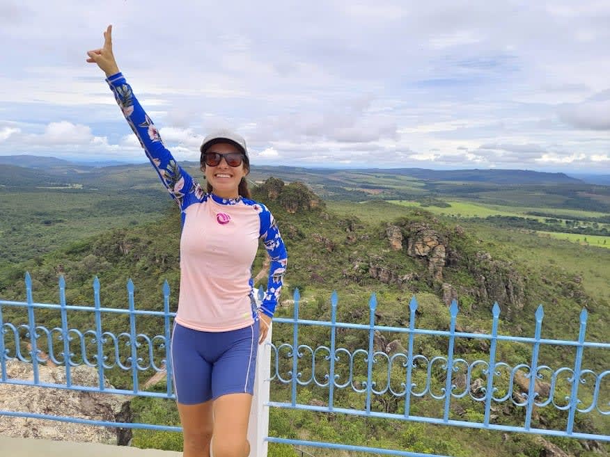 Viajante em frente a um mirante