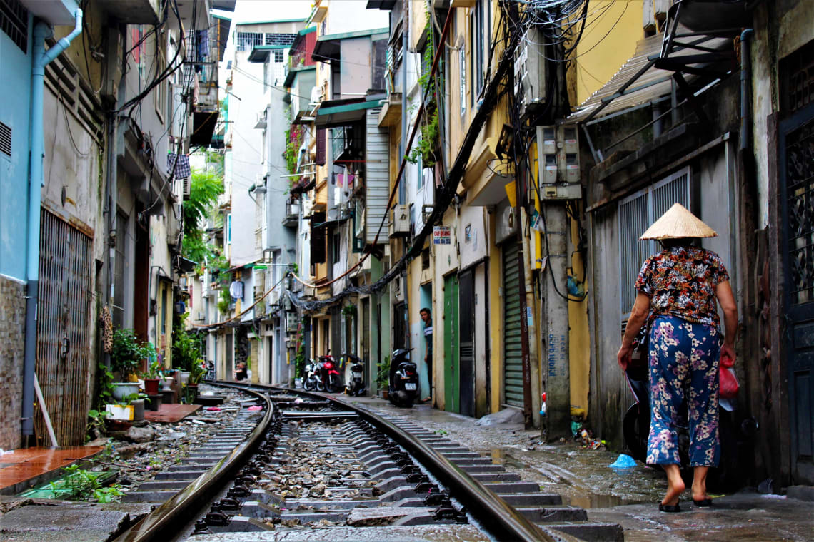 Vietnamese Street Crossing - i Tour Vietnam Travel Guides