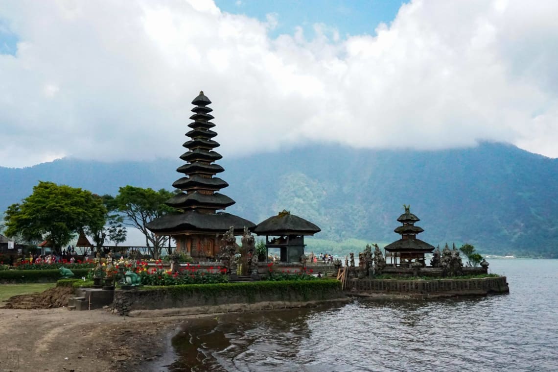 Consejos para viajar a Bali como mochilero - Worldpackers - templo en la isla de Bali 