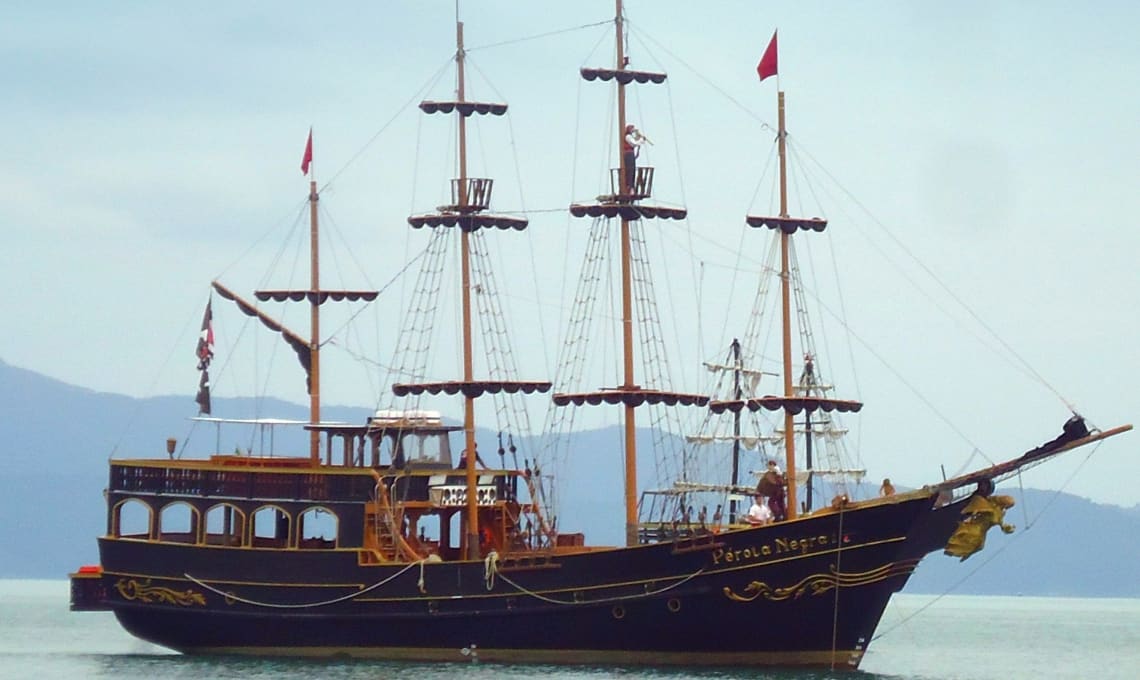 passeio de barco pirata em florianópolis