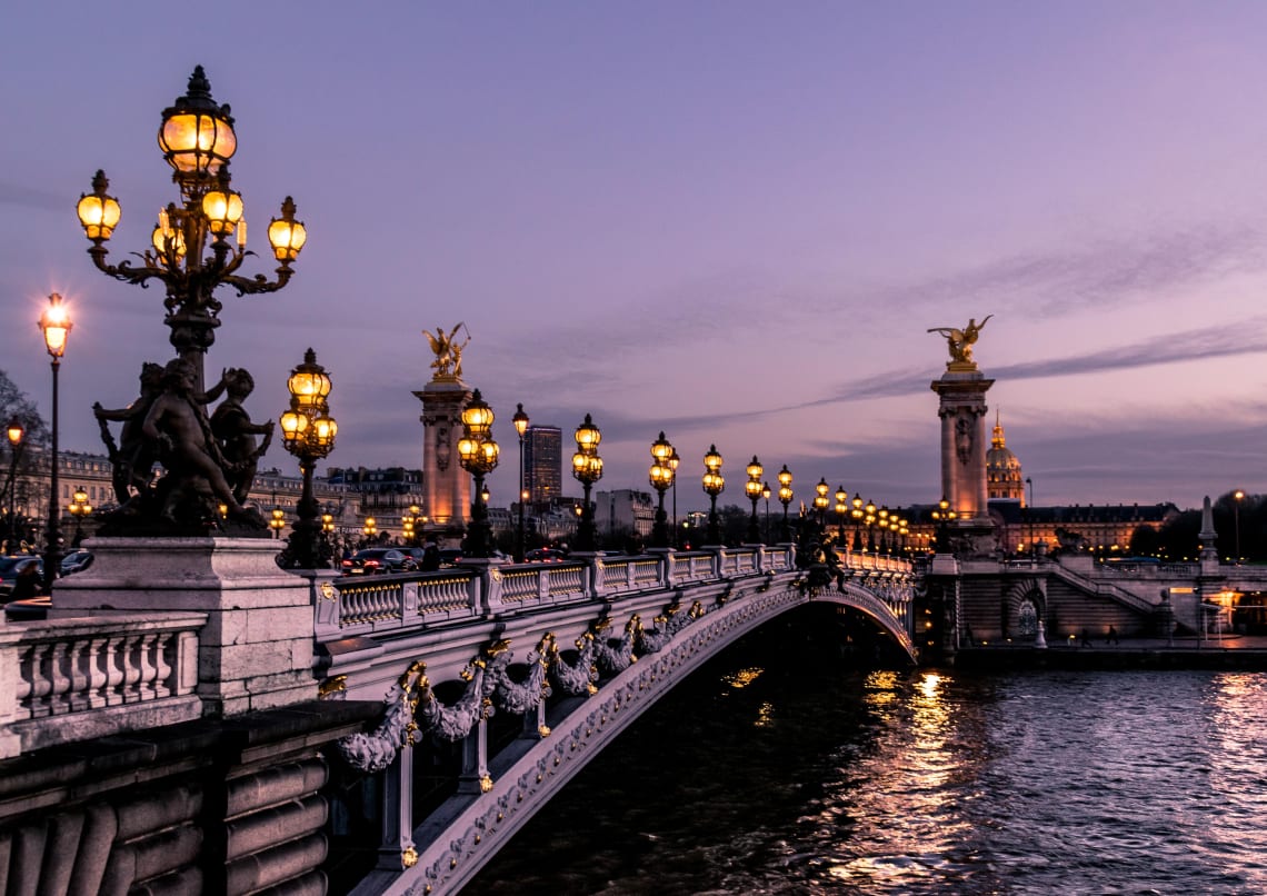 ponte iluminada ao anoitecer em paris, na frança