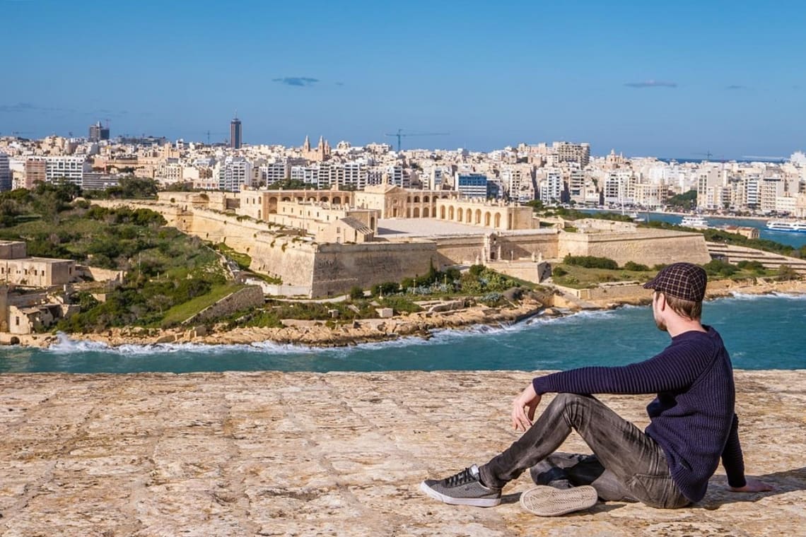 Joven mirando a la zona antigua de La Valeta, Malta