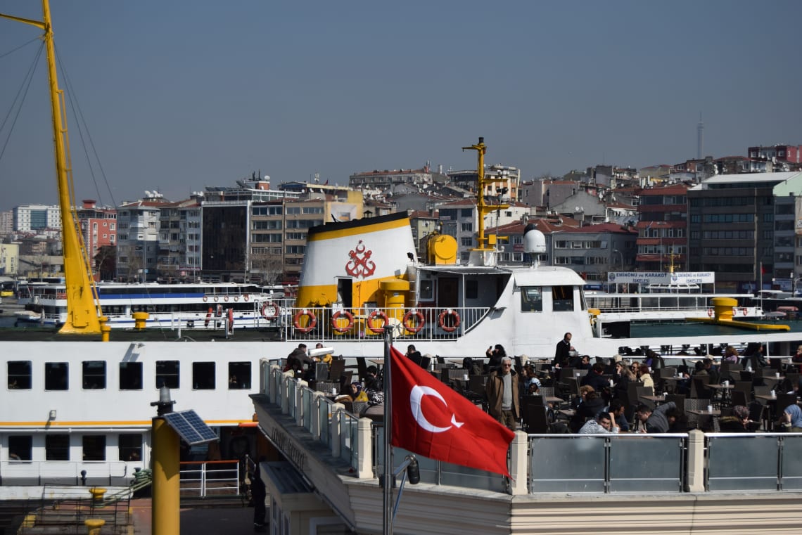 Todo lo que debes saber antes de viajar a Estambul - Worldpackers - barco en estambul sobre el bosforo
