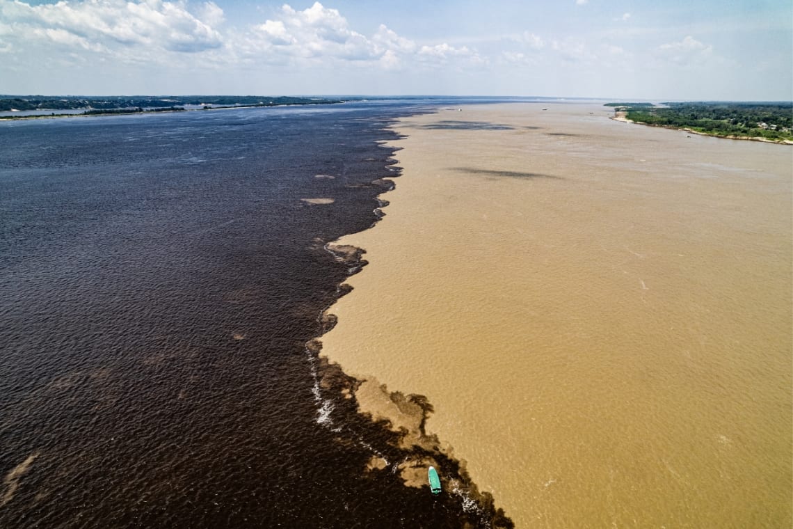 Encuentro de las aguas del río Negro (más oscuro) con el Amazonas (más claro)