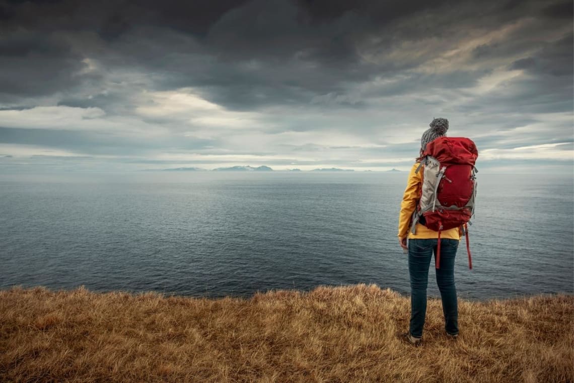 Una Mujer Con Una Mochila Grande Está De Vuelta Y Mirando En