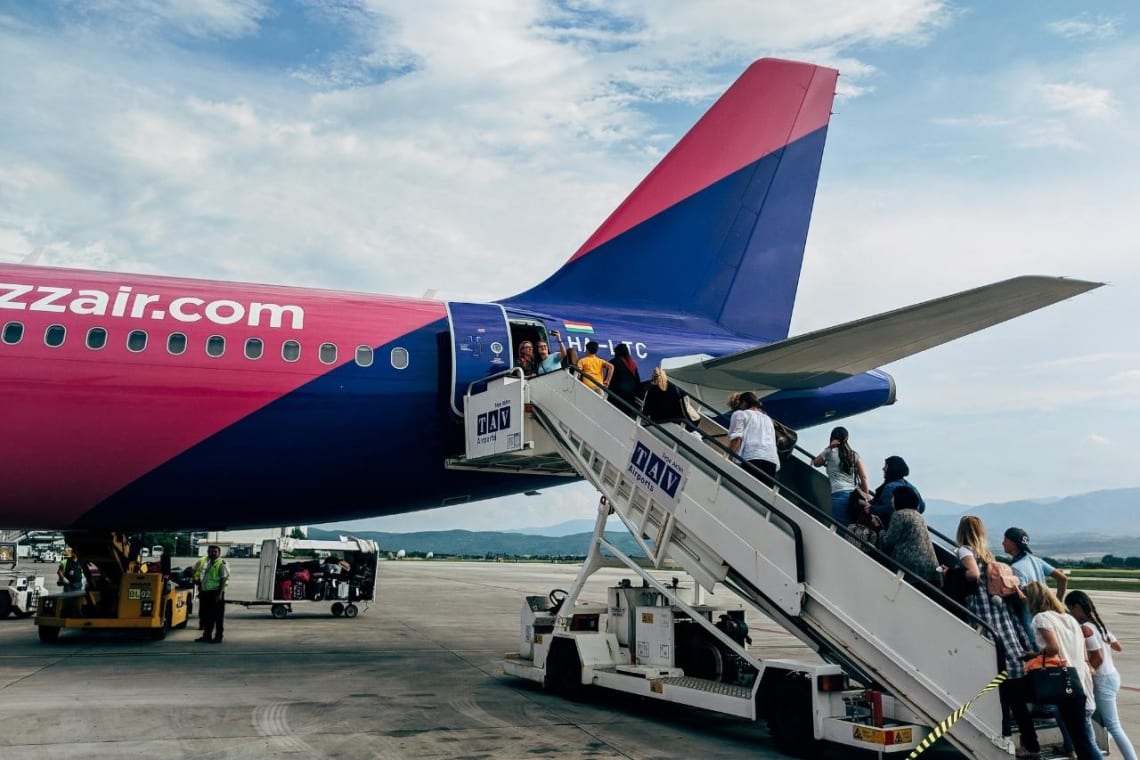 Gente subiendo a un avión