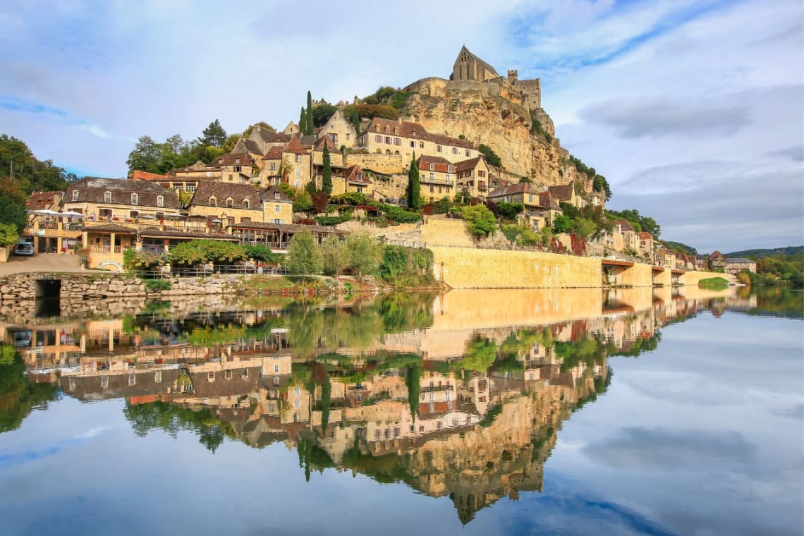 Vista del pueblo Beynac-et-Cazenac en una pequeña colina del otro lado del río