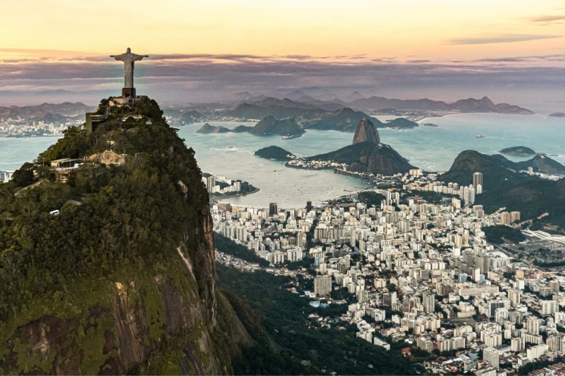 Cristo Redentor "mirando" a la ciudad de Río desde lo alto del Corcovado