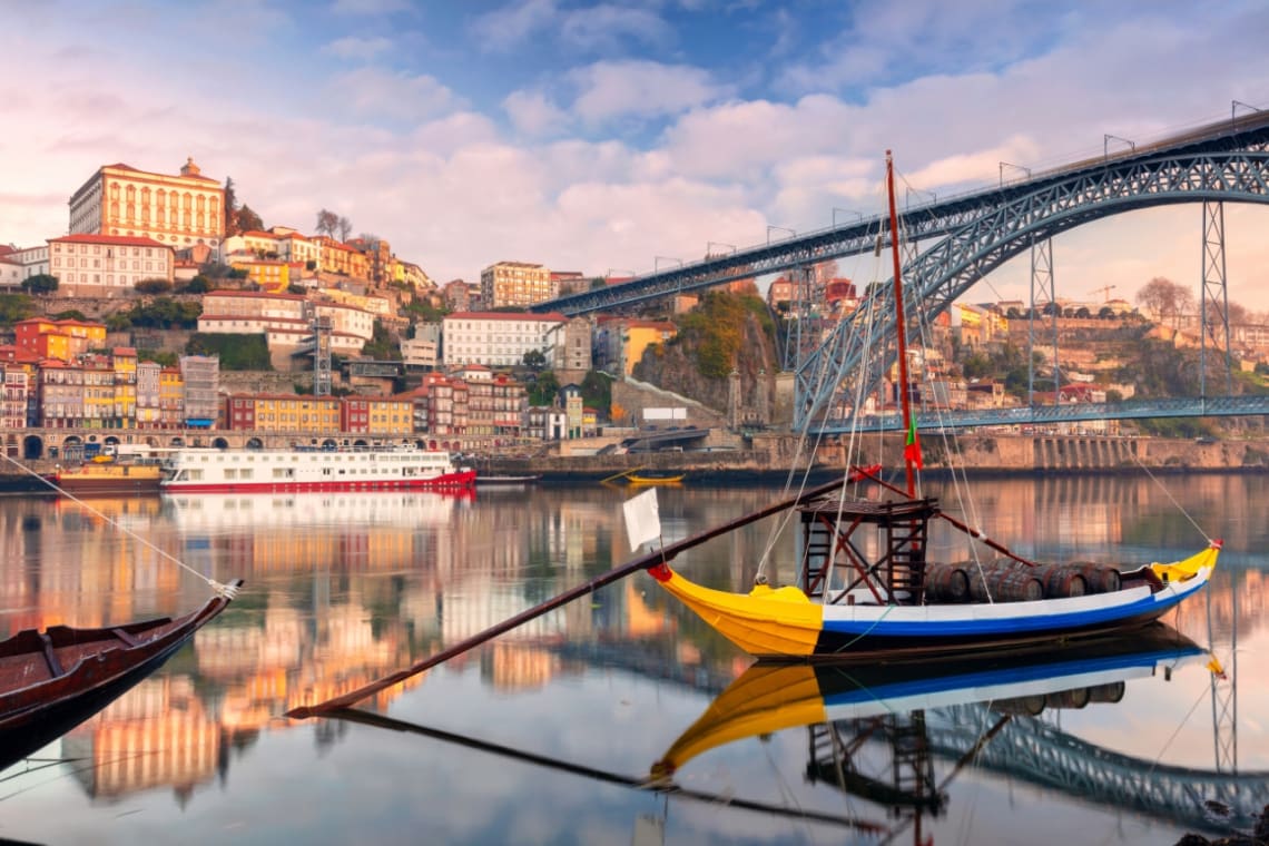 Botes tradicionales en el río Duero bajo el Puente Luis I en Oporto