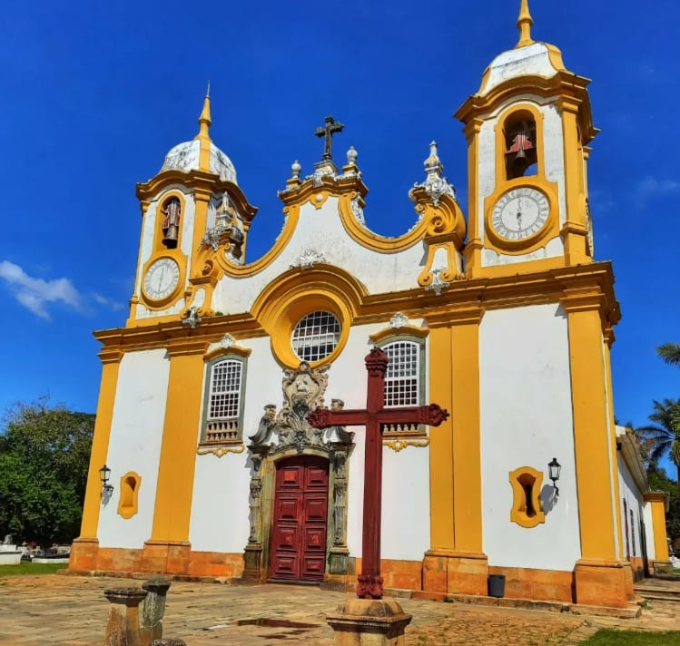 Igreja de Tiradentes, branca com detalhes amarelos