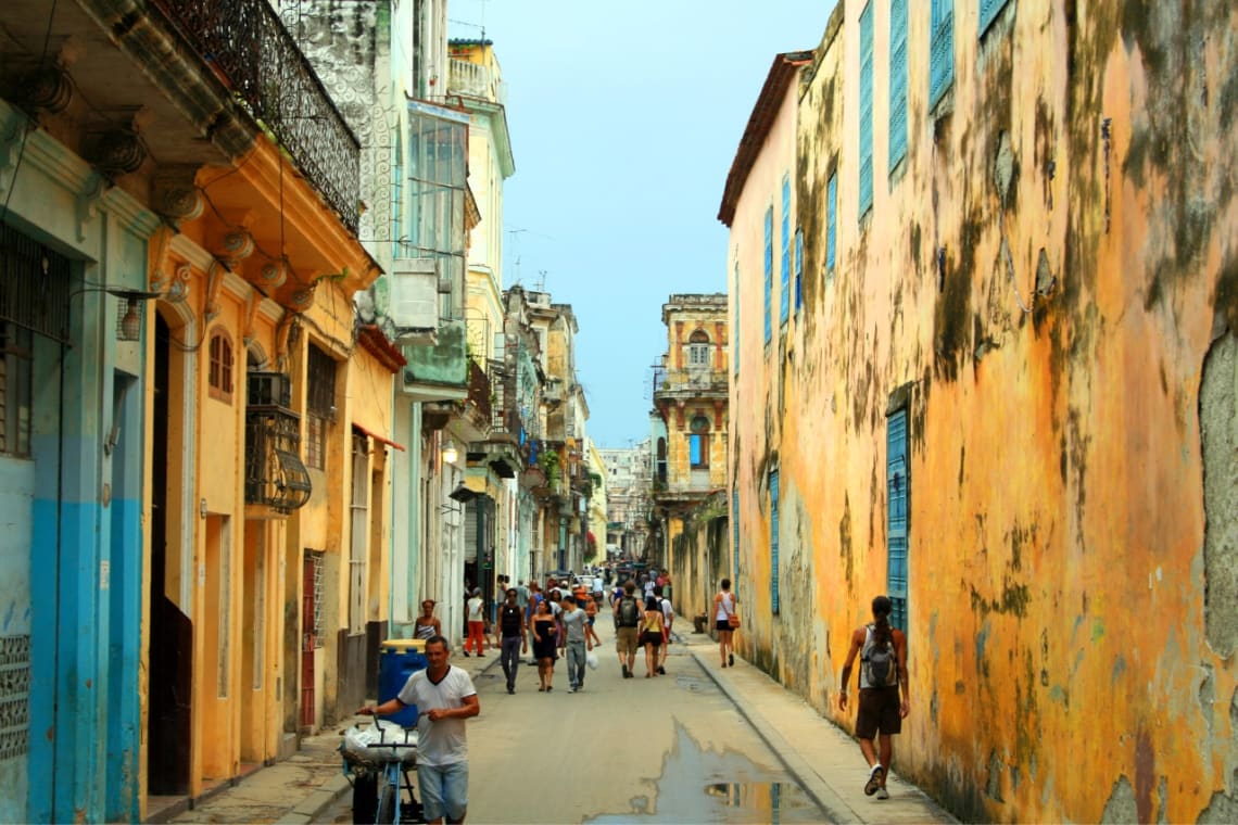 Calle con coloridas construcciones en el centro antiguo de La Habana, Cuba