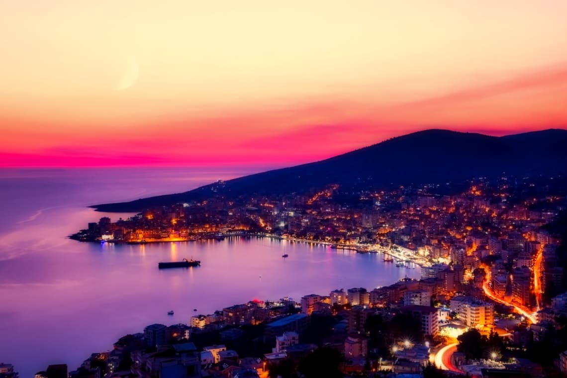 Vista nocturna de la ciudad de Sarandë desde lo alto