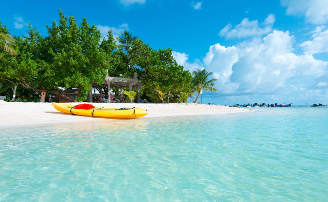 Playa paradisíaca de San Andrés,&nbsp;uno de los mejores destinos para viajar solo en Colombia