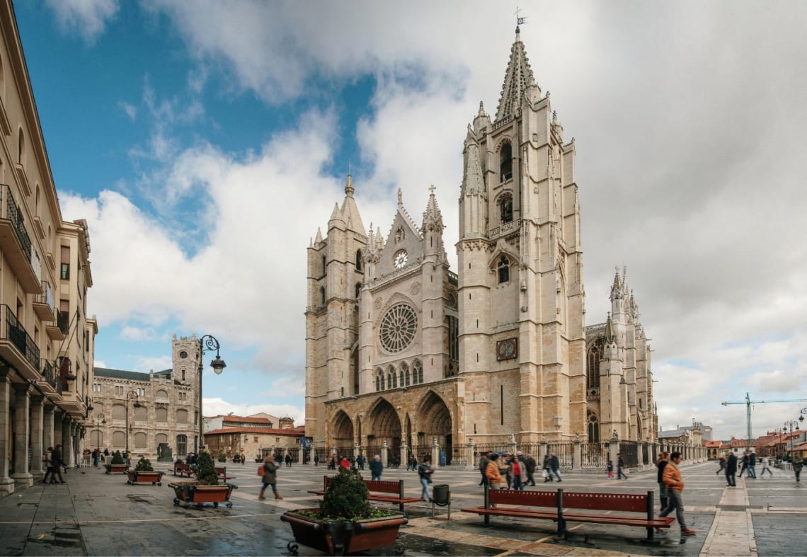 Plaza de León con famosa Catedral y gente paseando