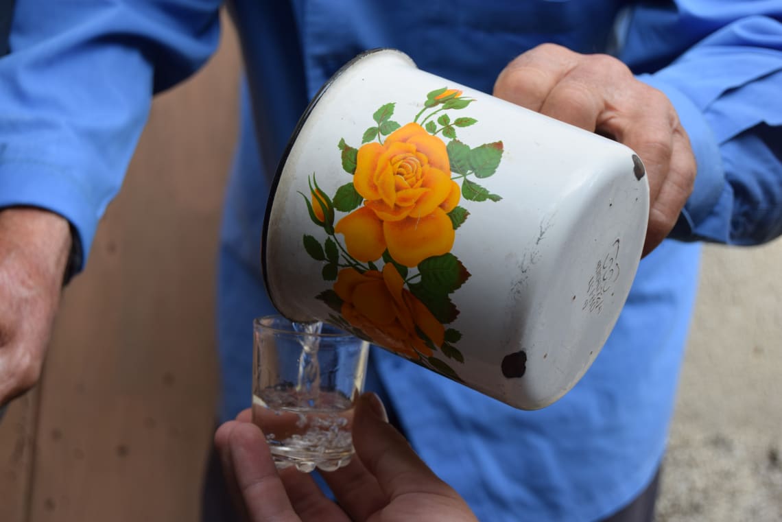 Qué debes saber antes de viajar a Georgia - Worldpackers -&nbsp;&nbsp;Chacha de melocotón hecha en casa por el octogenario Irakli