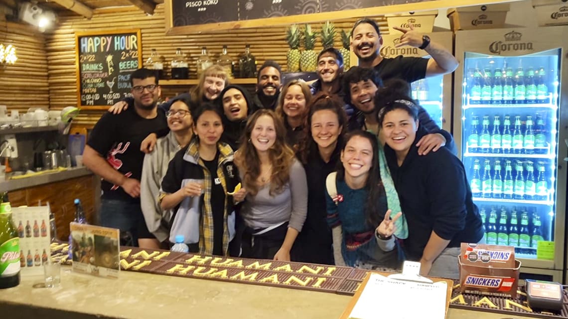 Grupo de voluntarios en un hostel de Lima