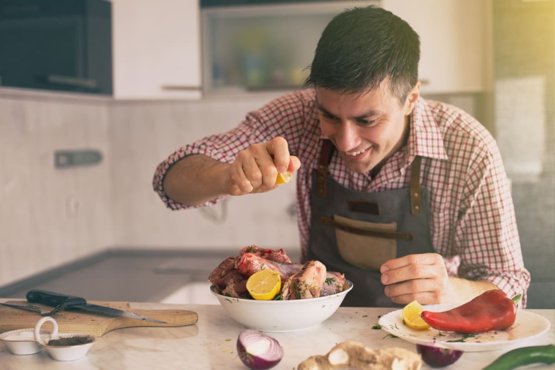 Joven cocinando una comida especial para su navidad solo