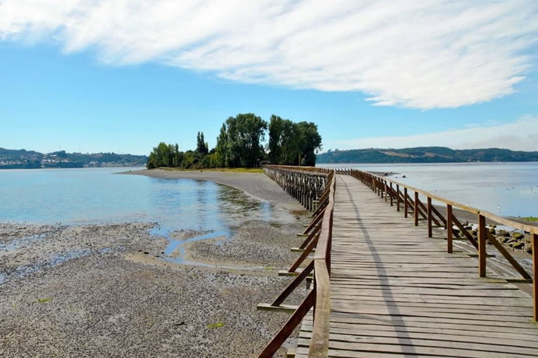 Puente de madera hacia la Isla de las almas navegantes
