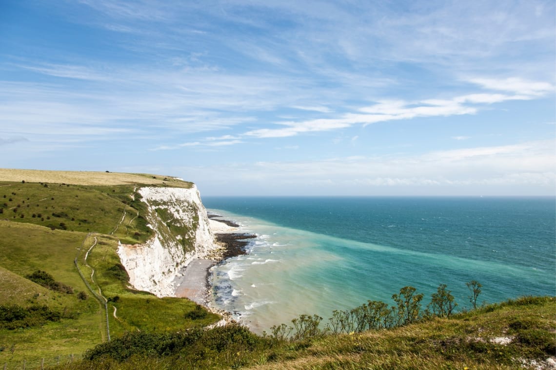 Acantilados de piedra blanca que caen al mar en la costa de Dover