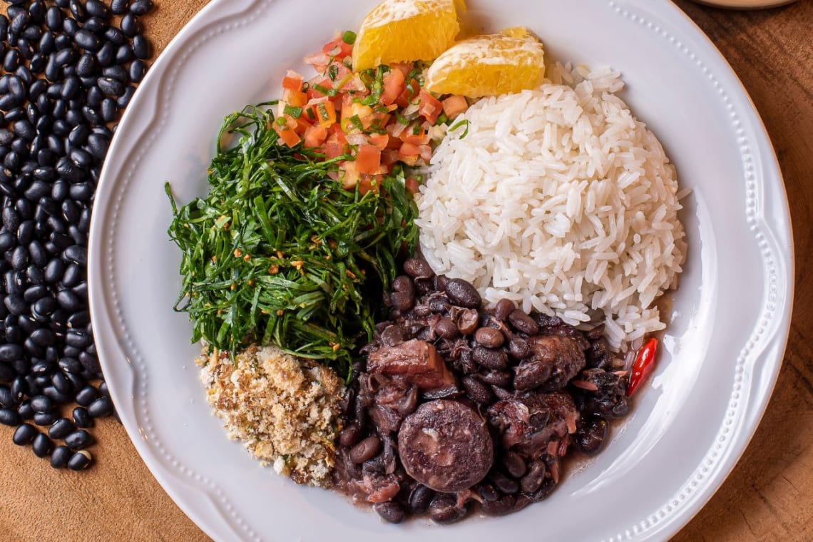 Cultura de Brasil: plato de feijoada con arroz, farofa y vegetales