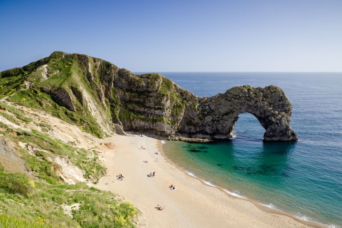 Playa de Devon con arco natural de piedra en el mar
