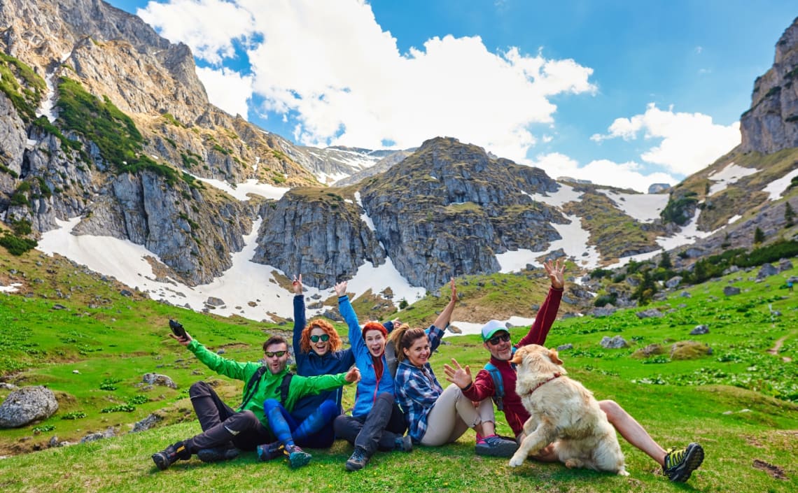 Grupo de jóvenes posando para la foto con montañas de fondo en Canadá