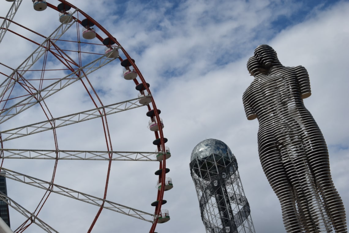 Qué debes saber antes de viajar a Georgia - Worldpackers - Noria, torre del alfabeto georgiano y la escultura de Alí y Nino en Batumi&nbsp;