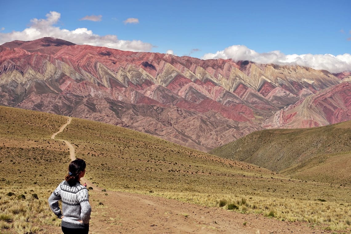 Chica mirando la sierra del Hornocal, una de las mejores cosas que hacer en Jujuy