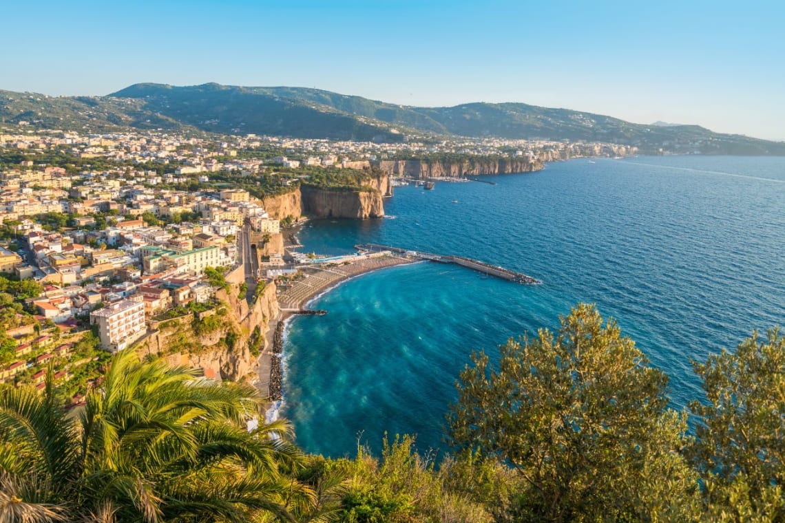 Vista desde mirador de acantilado frente al mar en la Costa Amalfitana