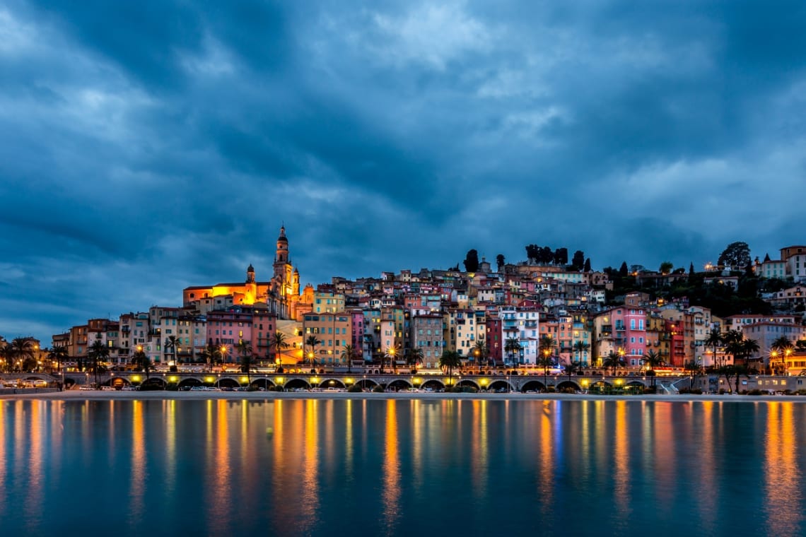 Vista del Mar Mediterráneo y casas coloridas de Menton, en Francia