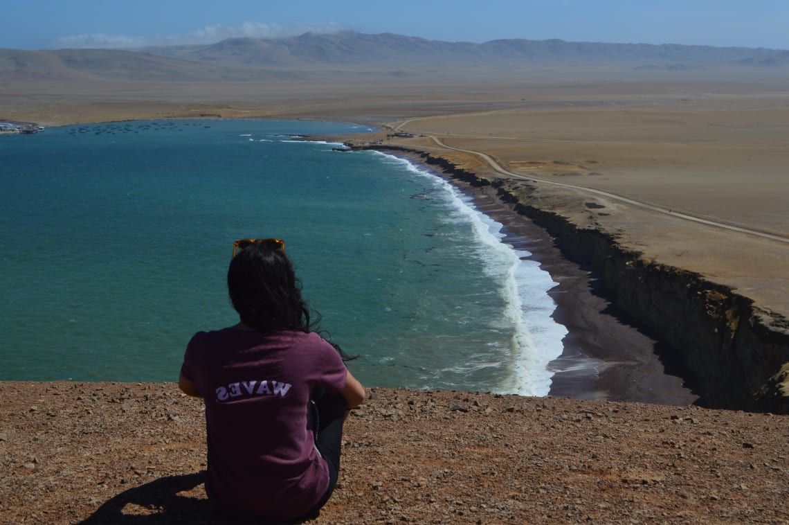 Ruta mochilera para visitar Perú: qué hacer y recomendaciones - Worldpackers - mujer en Paracas en Perú