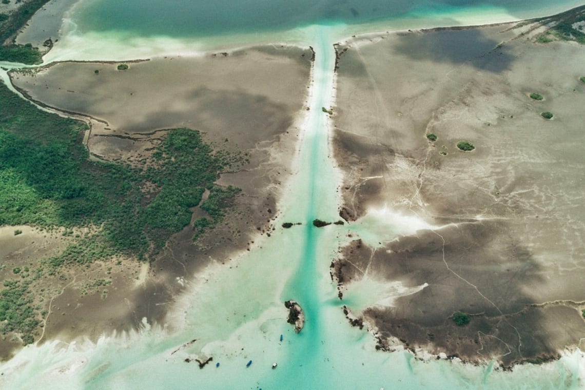 Vista aérea del canal de los Piratas en la laguna de Bacalar