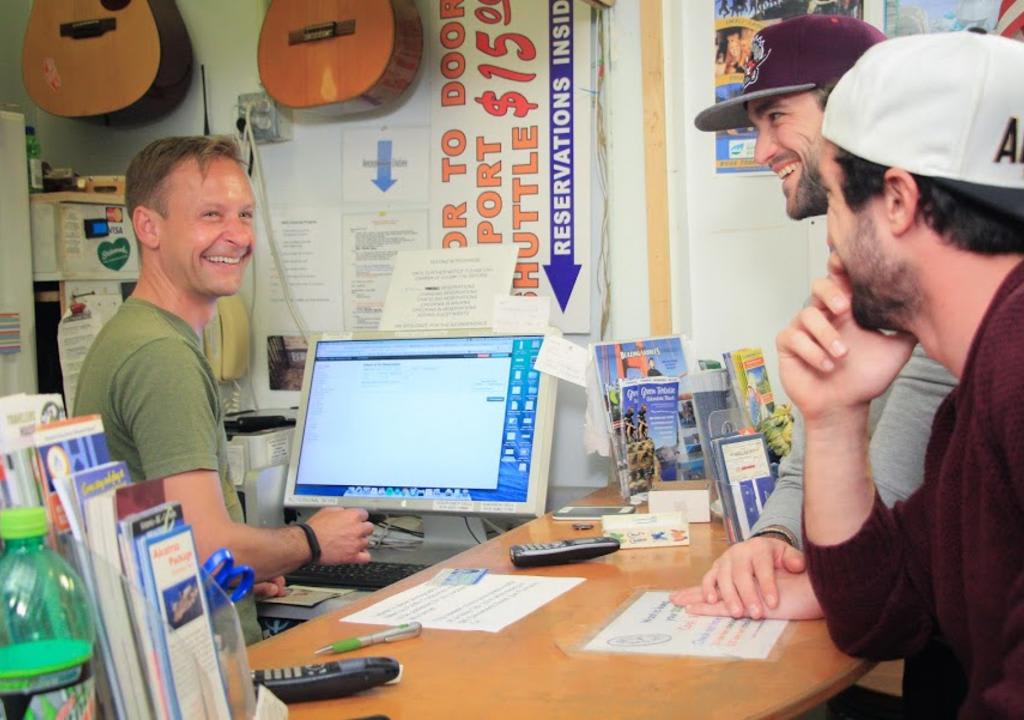 Jóvenes haciendo check-in en un hostel