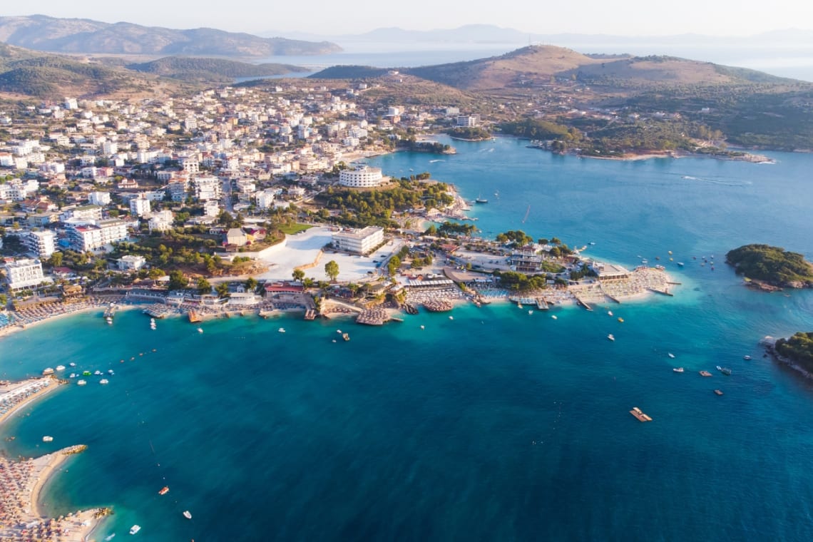 Vista aérea de ciudad costera de Ksamil, en la Riviera Albanesa
