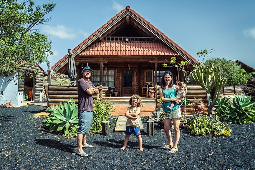 Rubén, Lucía e hijos posando para una foto delante de una cabaña