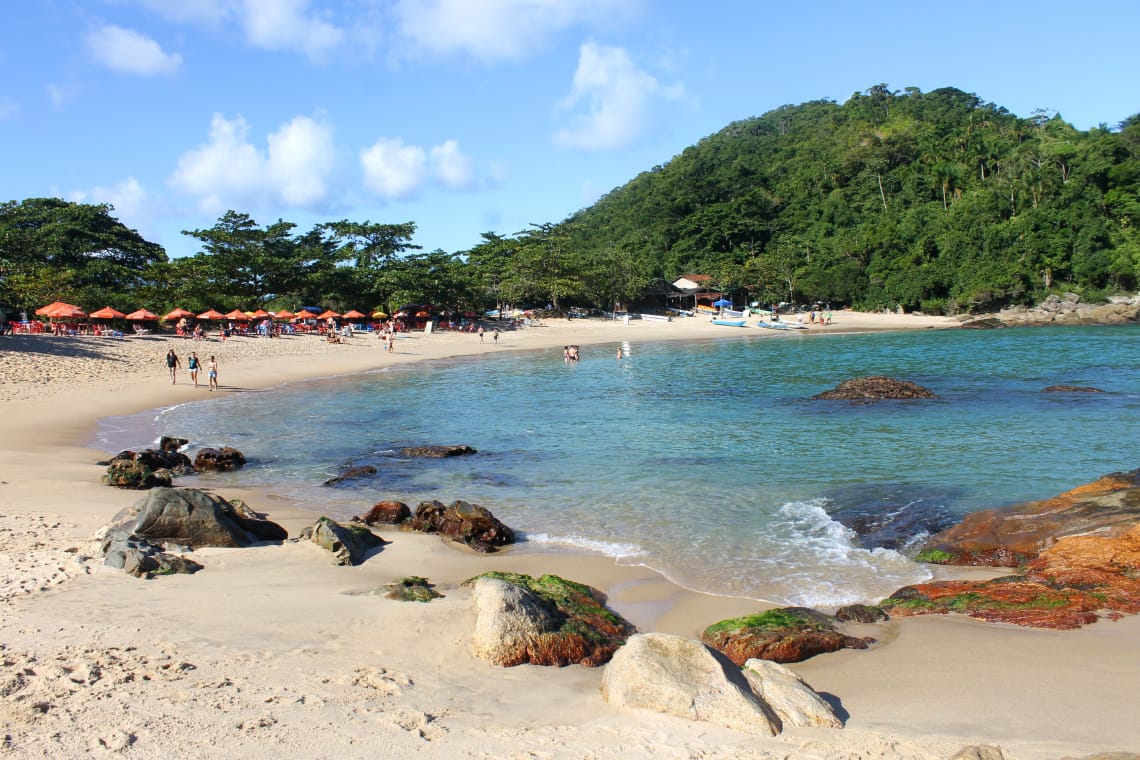 Praias perto de Paraty com águas claras