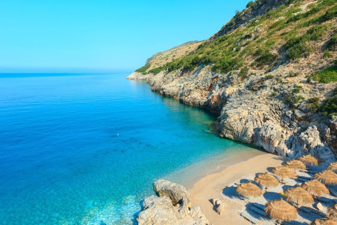 Pequeña playa de Albania de agua turquesa