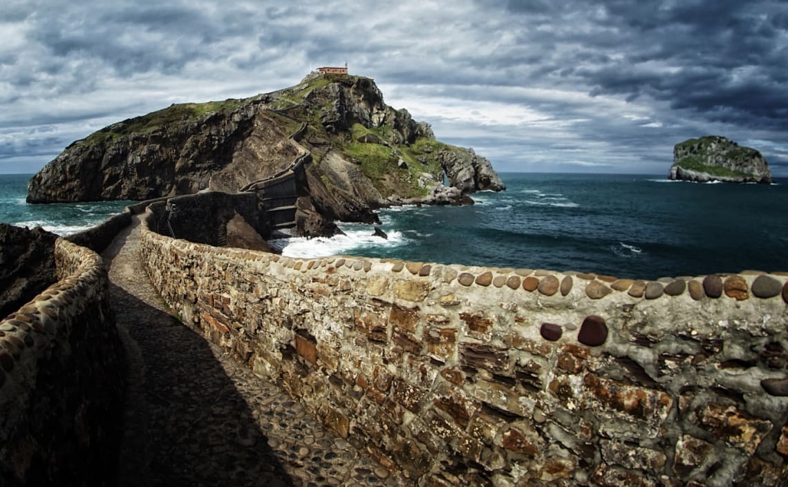 Camino por puente de piedra hacia la ermita San Juan de Gaztelugatxe