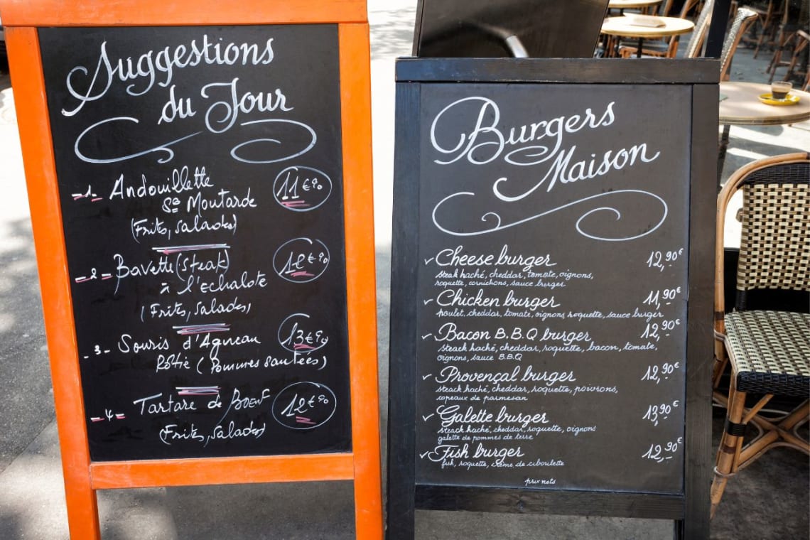 Cuánto cuesta un viaje a París: carteles de restaurantes con precios