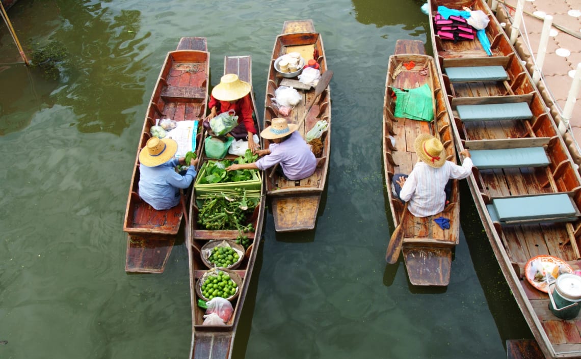 Vista aérea de vendedoras en botes en un mercado flotante de Tailandia