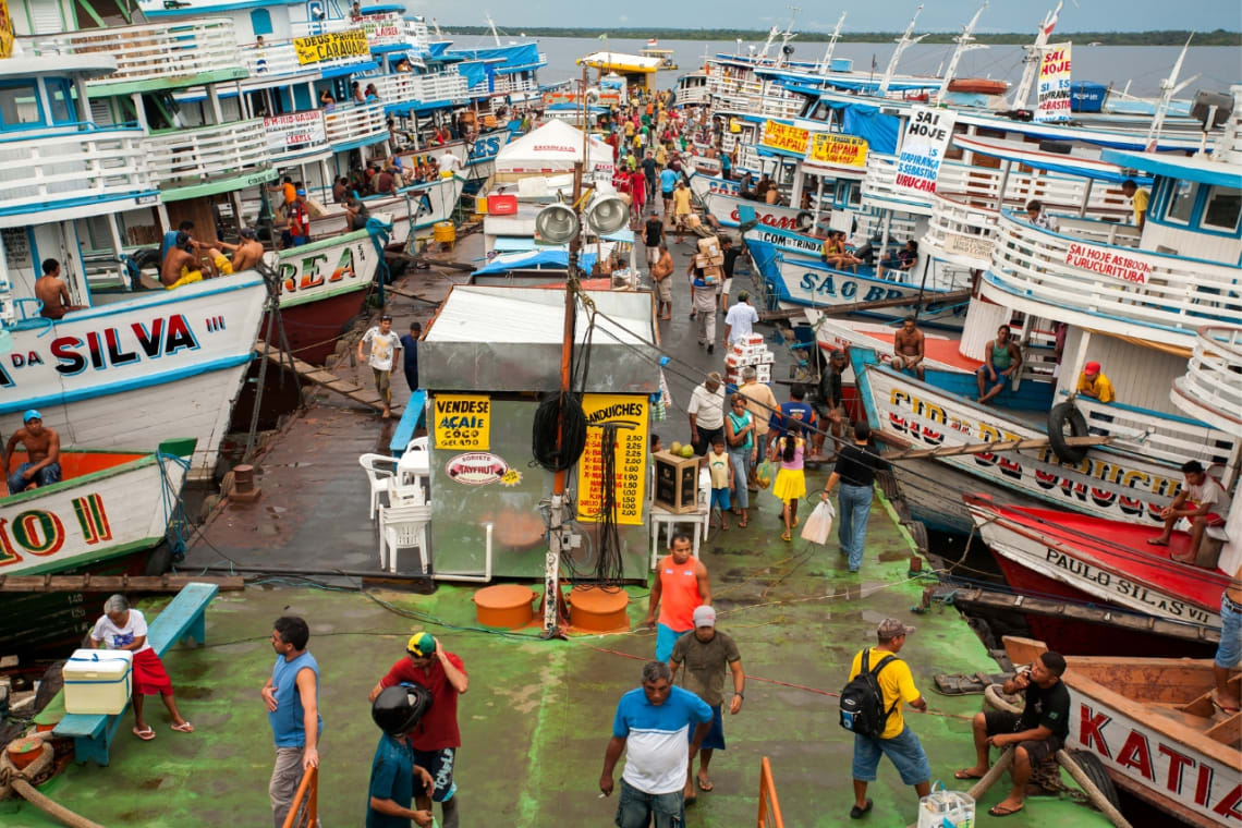 Puerto con mucho movimiento en Manaos, Brasil