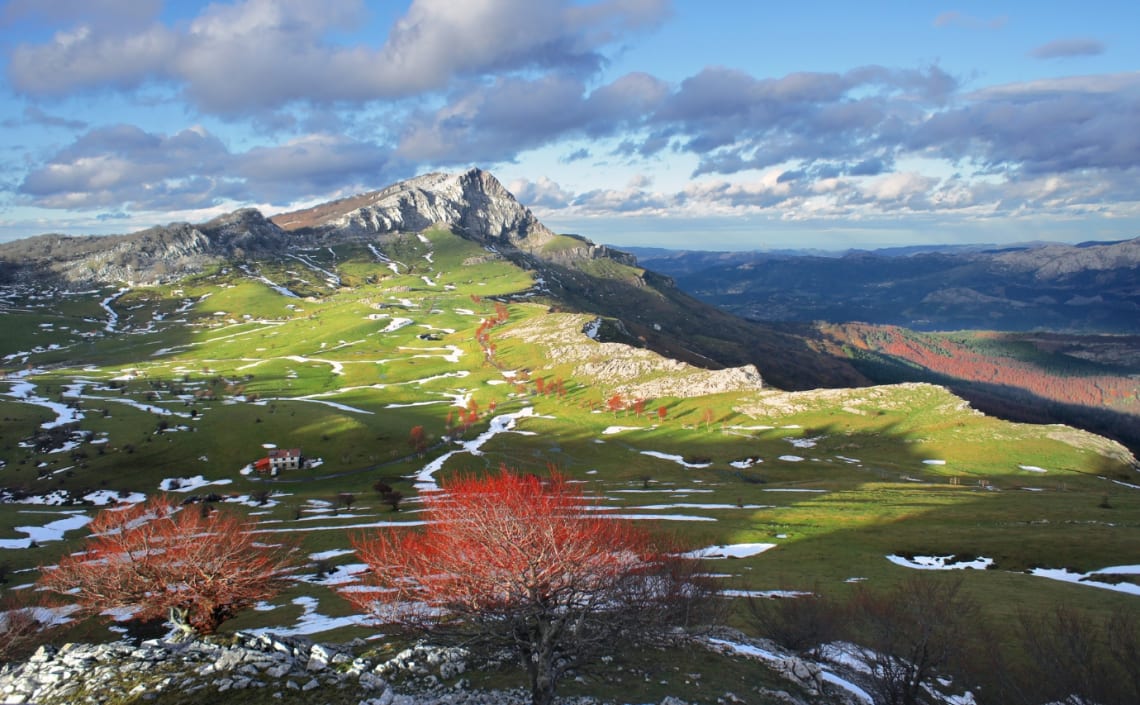 Camino con nieve hacia el Monte Gorbea, parque natural del país vasco