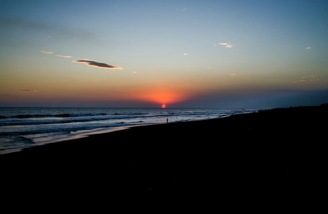 Playa de Guatemala cuando con el sol poniéndose en el horizonte