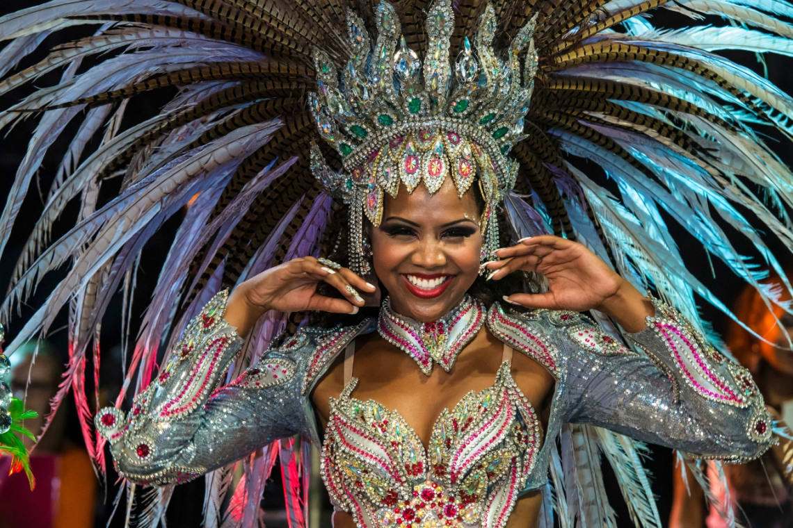 Bailarina con traje tradicional en el Carnaval de Río